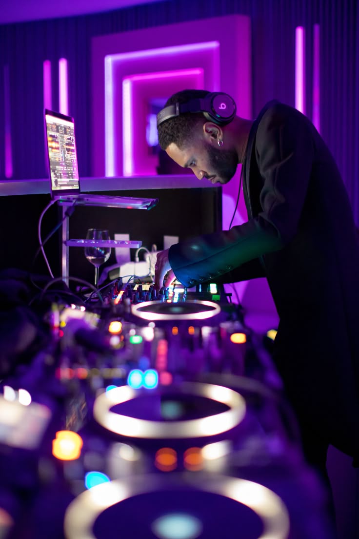DJ